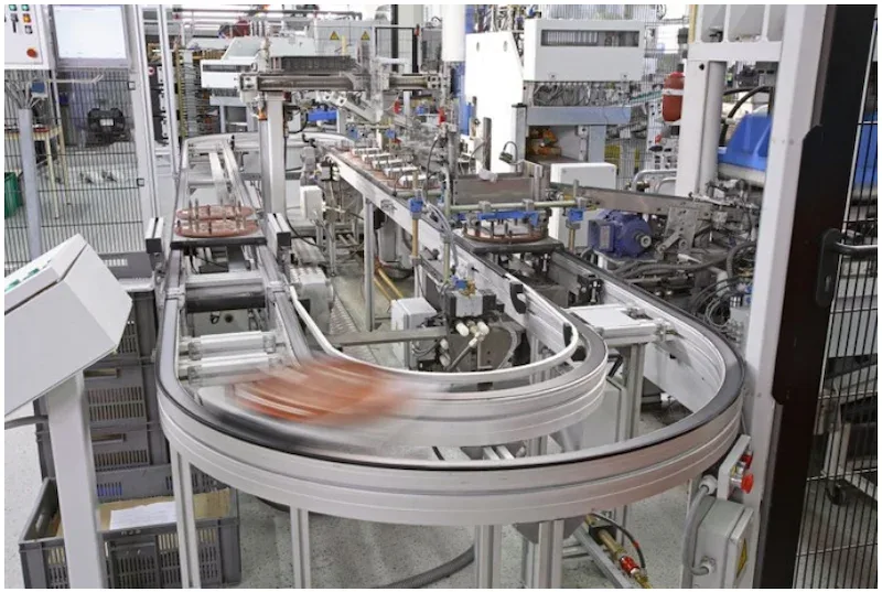 Hochgeschwindigkeits-Fördersystem in einer modernen Fabrik
